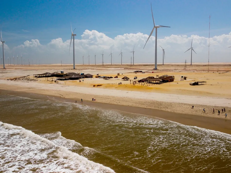Praia e parque eólico
