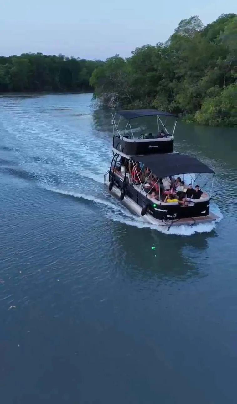 Passeio de barco no Rio Novo